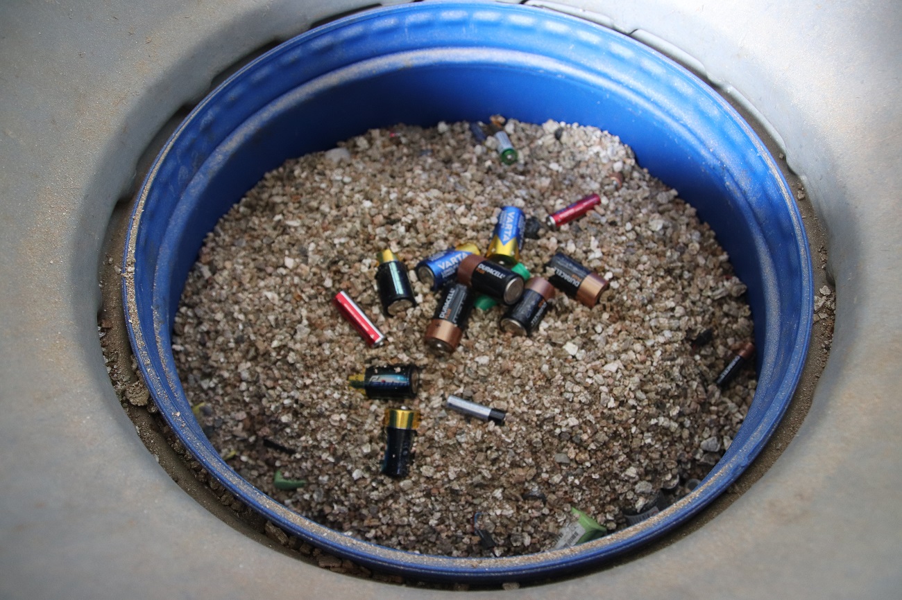 Batterien und Akkus werden im Abfallwirtschaftszentrum trocken gelagert, damit von ihnen keine Gefahr ausgeht. (Foto: Landkreis Gießen)