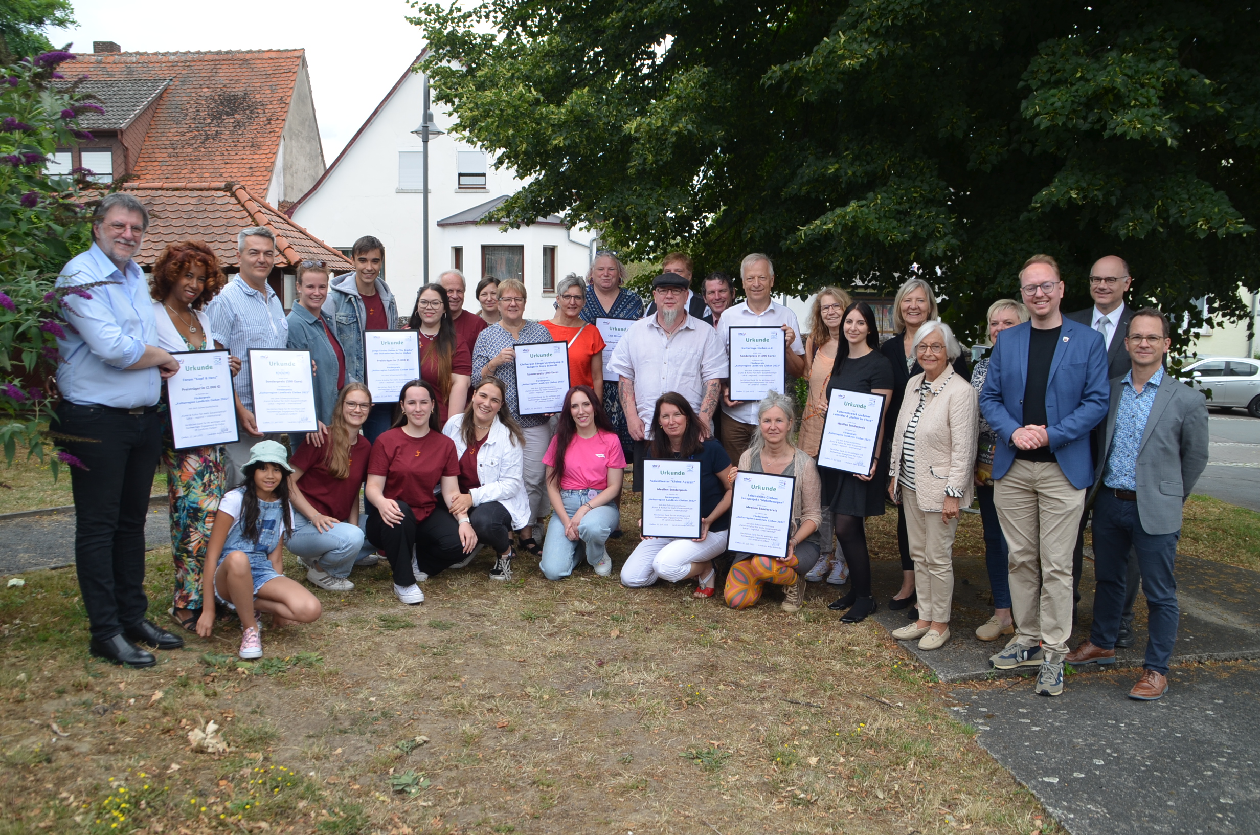 Preisträger und Jurymitglieder des Förderpreises „Kulturregion Landkreis Gießen“ im Innenhof des Dorf- und Kulturladens Eberstadt. (Foto: Landkreis Gießen)