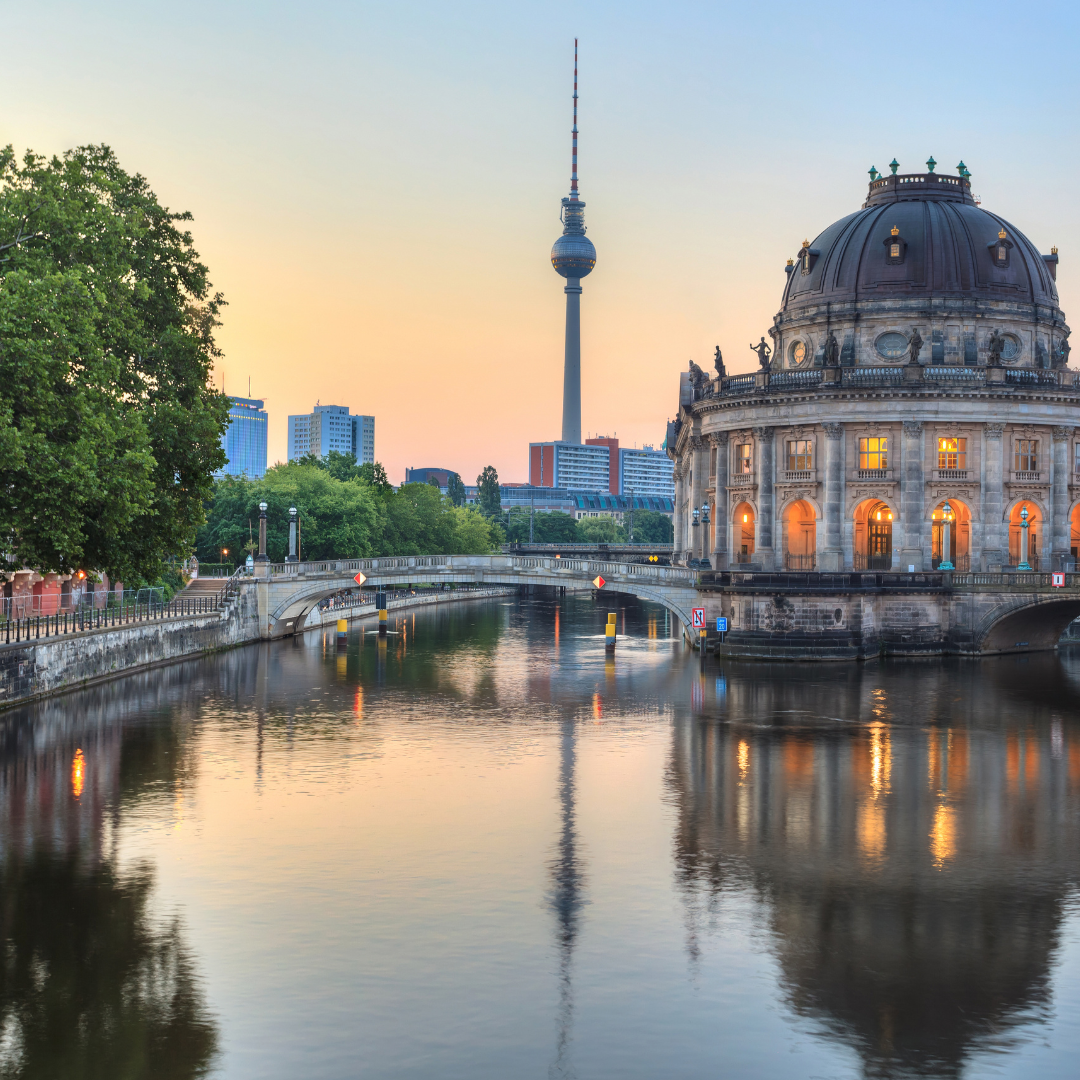 Berlin: Fernsehturm, Spree und Bodemuseum