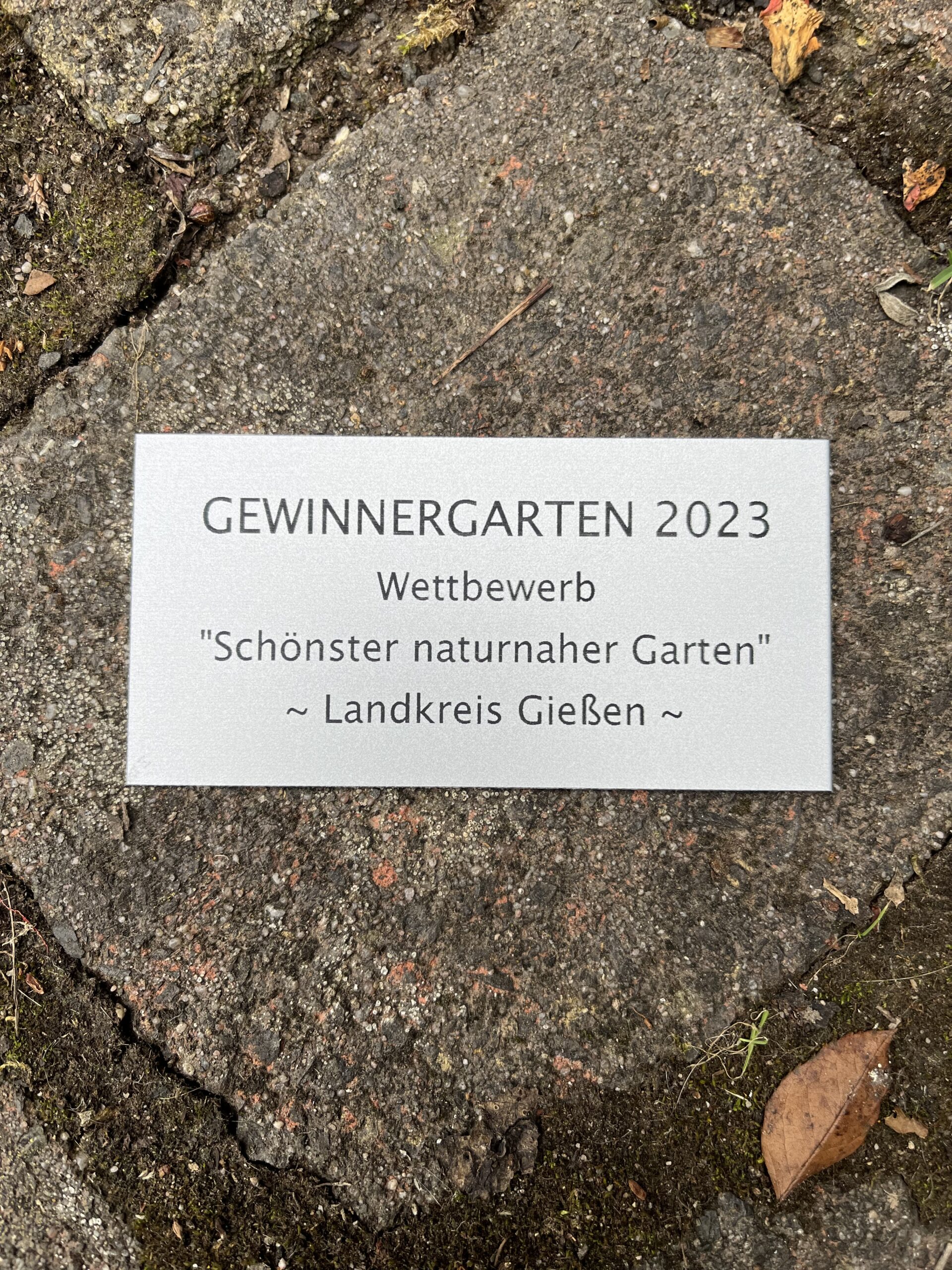 Die Ausgezeichneten bekamen eine kleine Plakette, die beispielsweise am Zaun angebracht werden kann. (Foto: Landkreis Gießen)