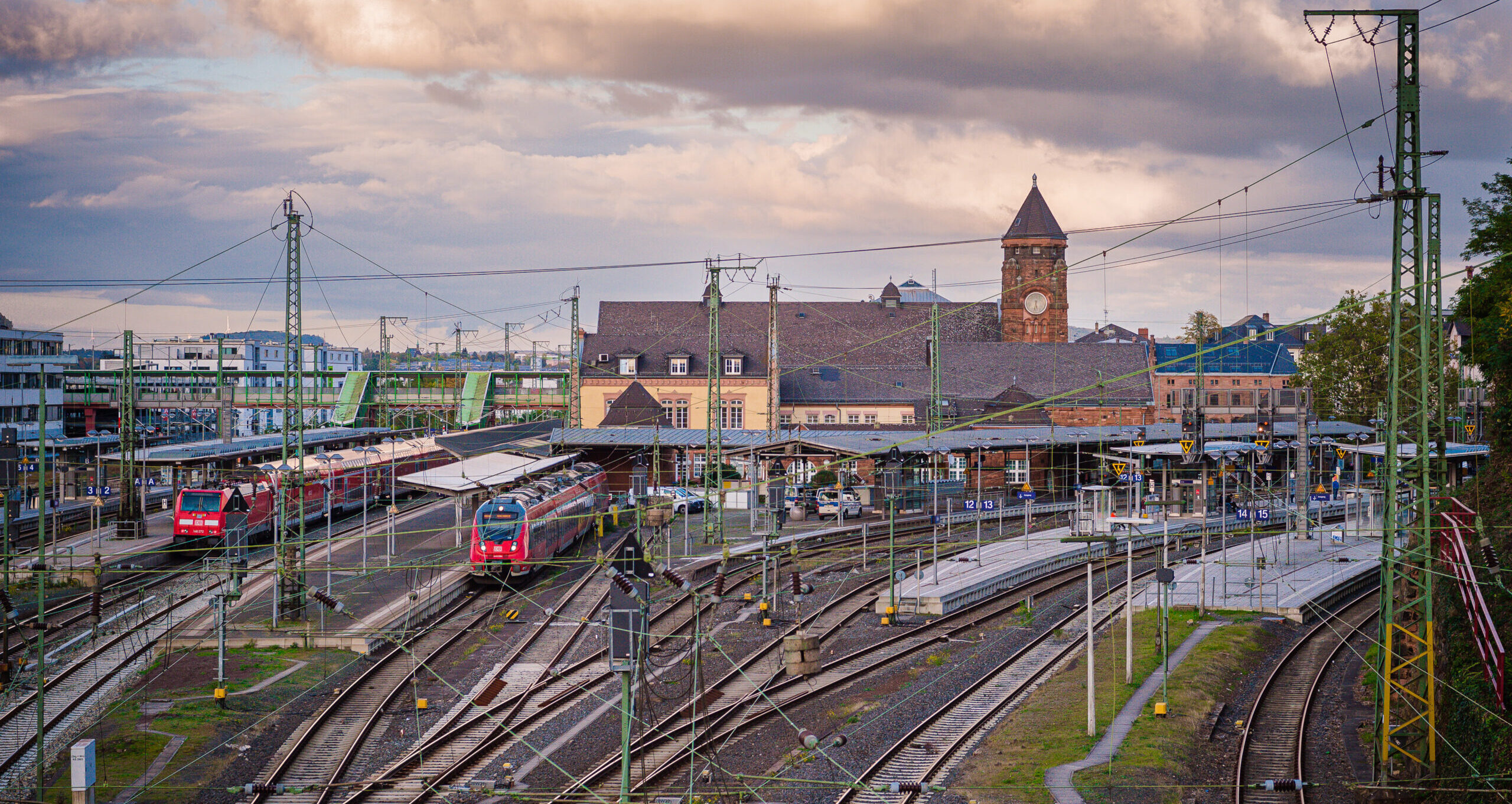 Ein Bahnhof mit Gleisen von oben fotografiert.