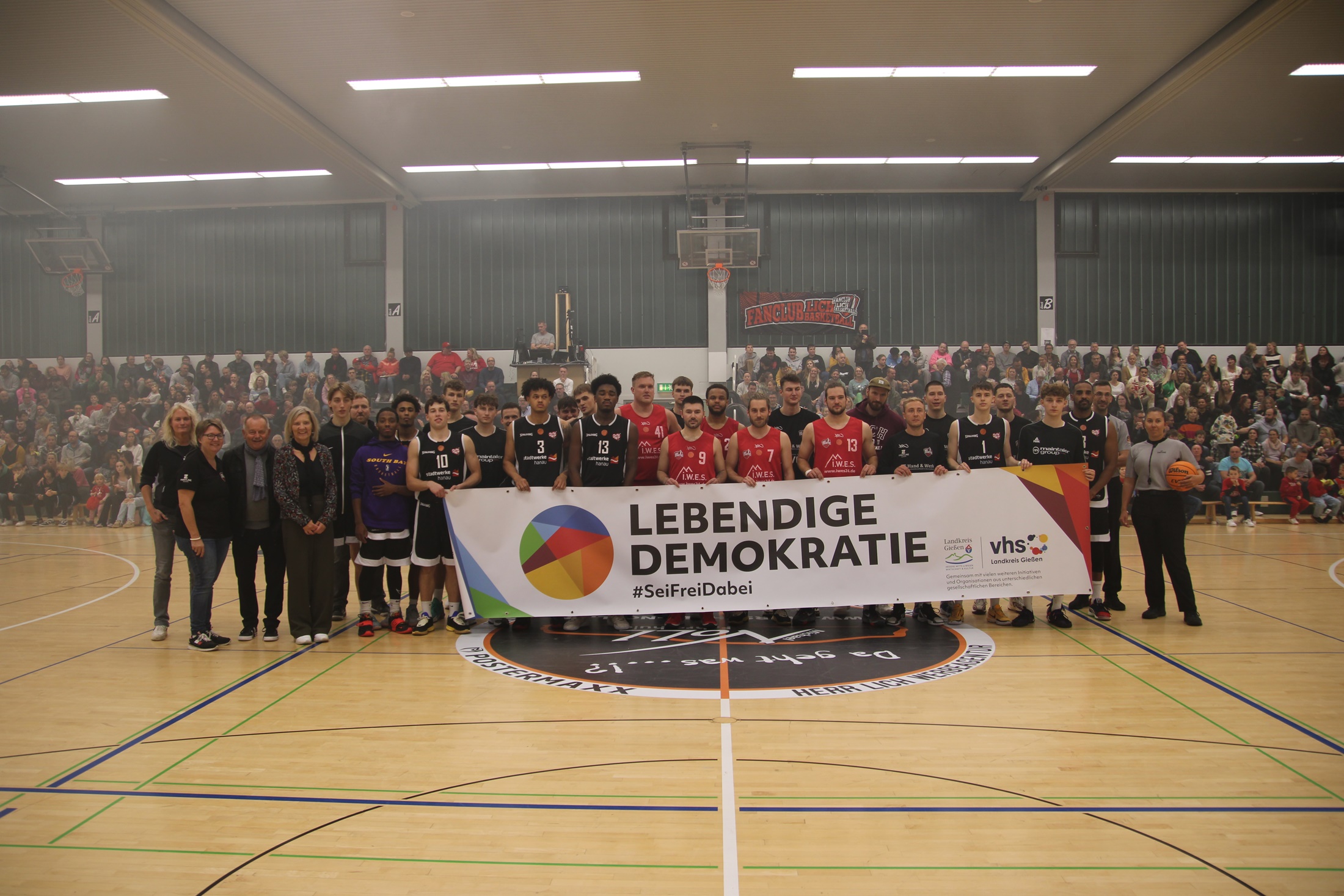 Mottospieltag für die lebendige Demokratie: Die Teams von LICH Basketball und der TG Hanau setzten vor über 900 Menschen gemeinsam ein Zeichen gegen Ausgrenzung und Rassismus. (Foto: Landkreis Gießen)