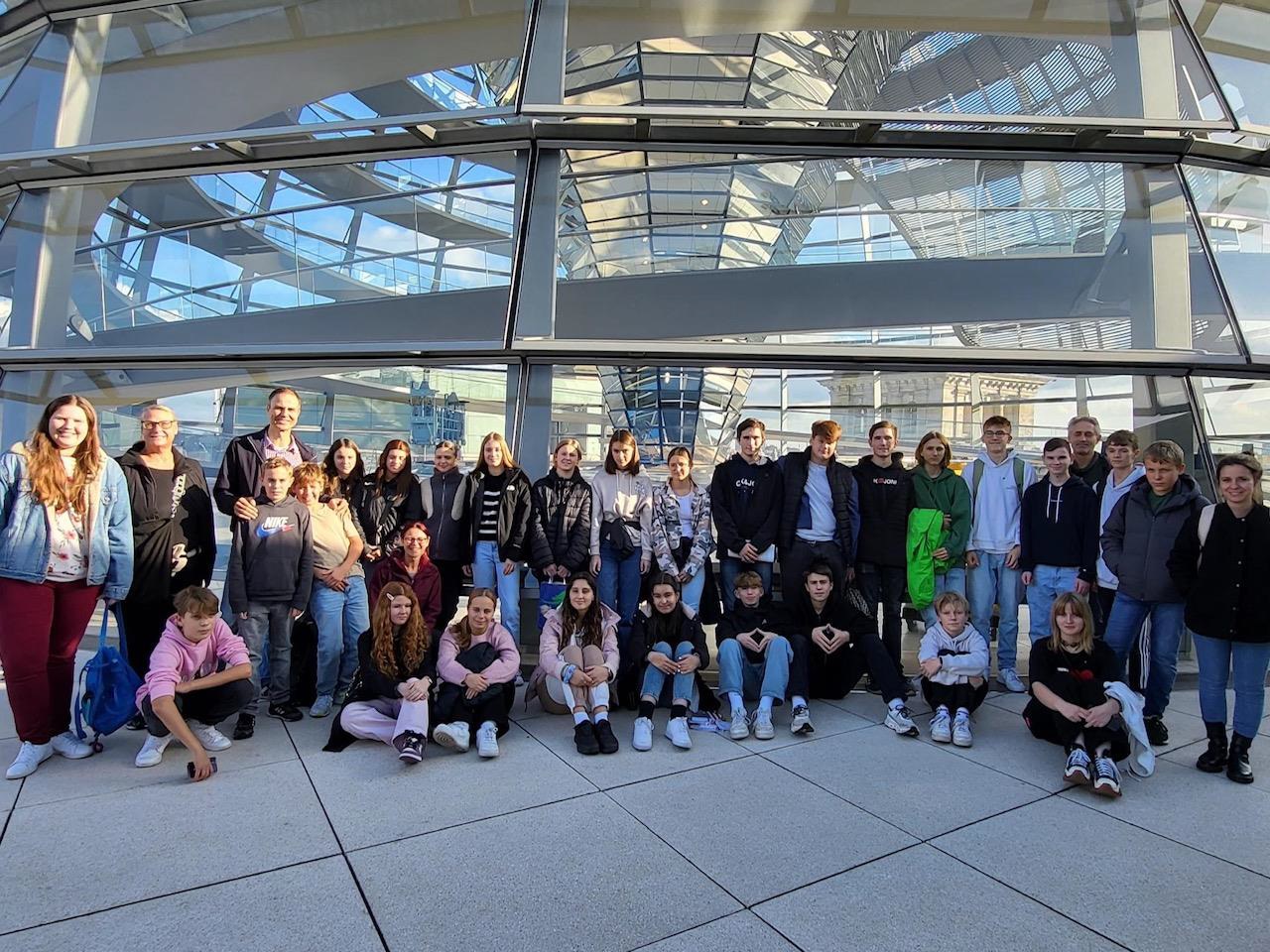 31 Jugendliche zwischen 13 und 17 Jahren haben gemeinsam das Reichstagsgebäude während der Studienfahrt nach Berlin besucht. (Foto: Jennifer Staffa, Kinder- und Jugendbüro Grünberg)