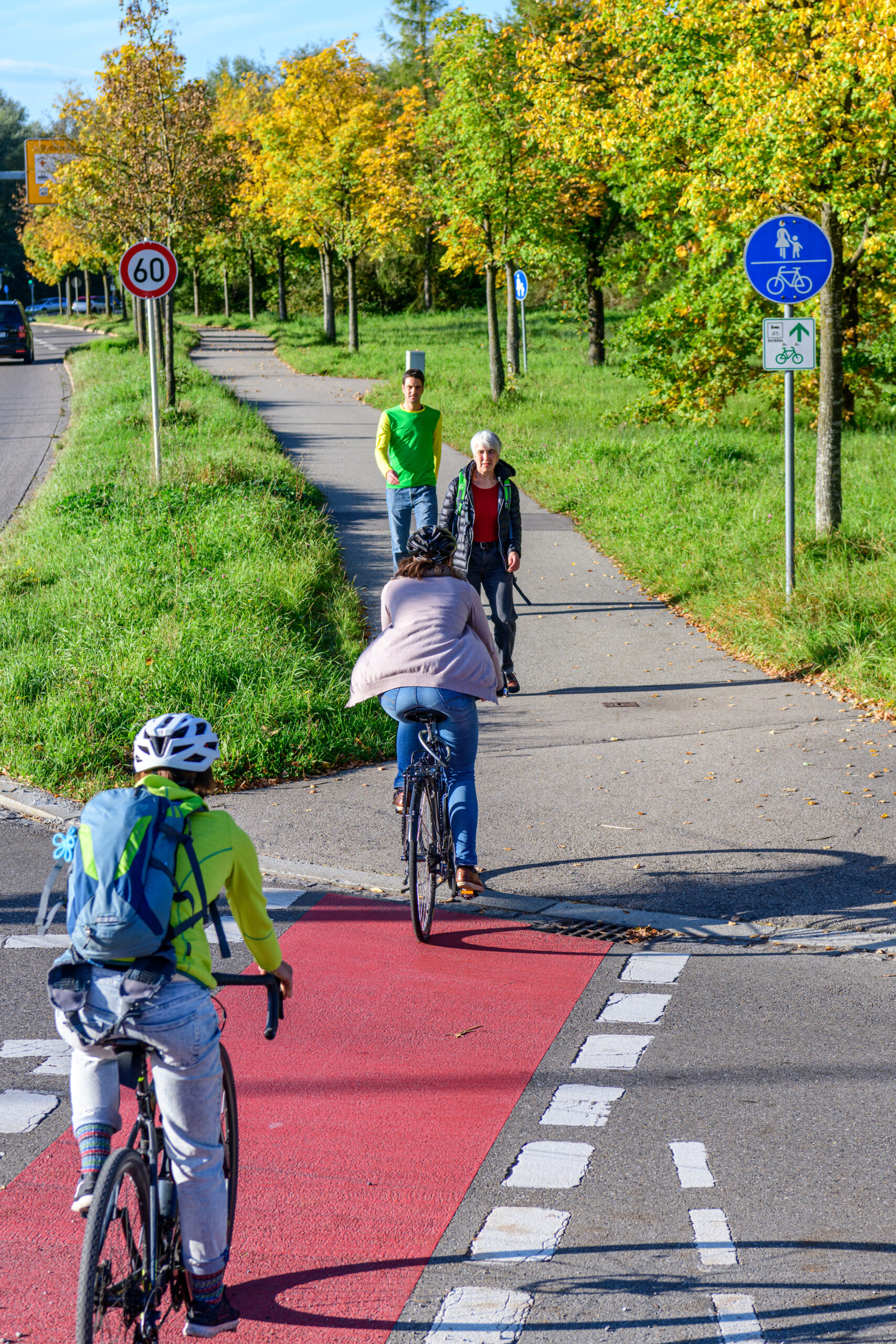 Radfahrer und Spaziergänger auf einem kombinierten Fuß- und Radweg